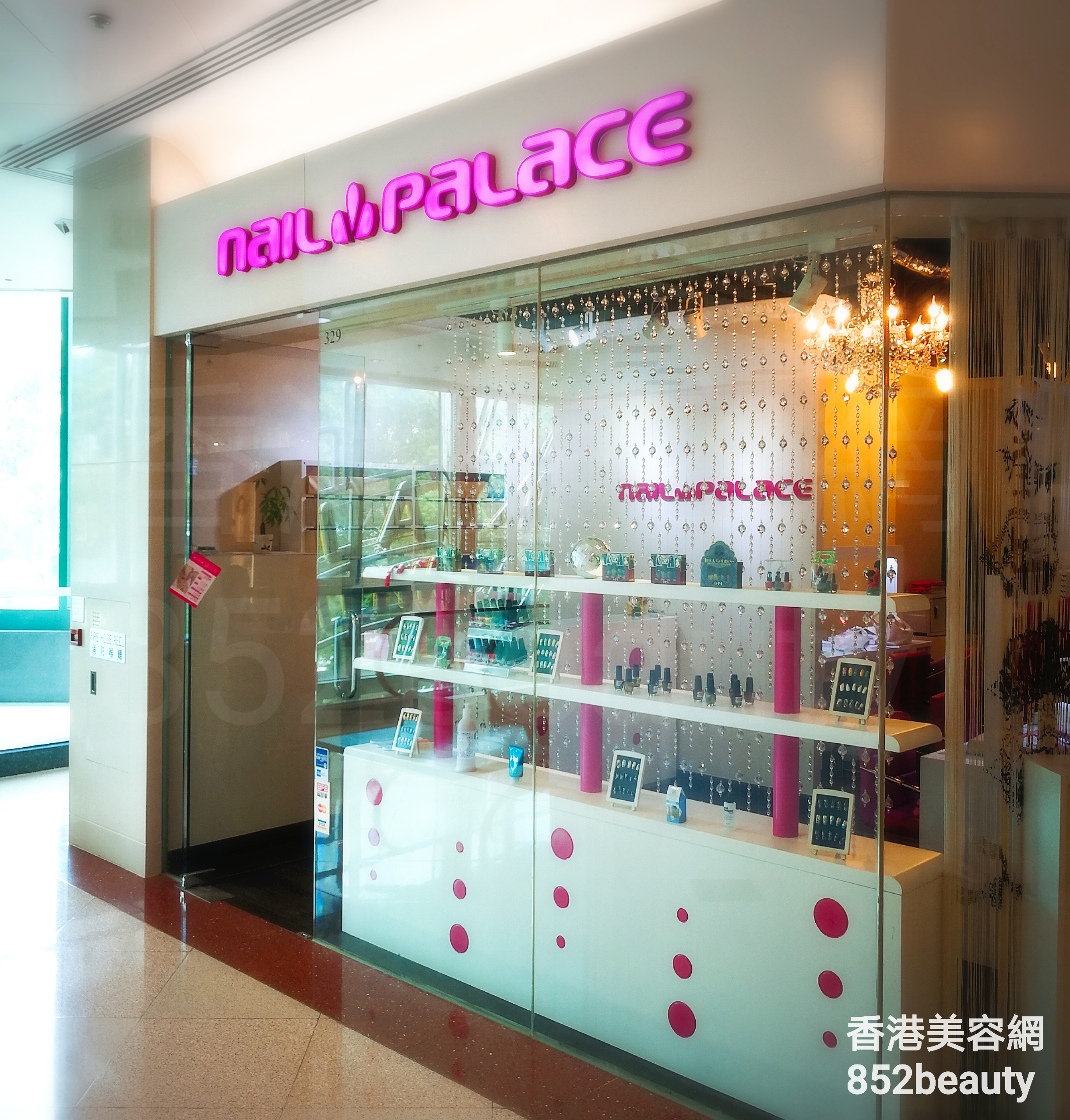 Manicure: Nail Palace